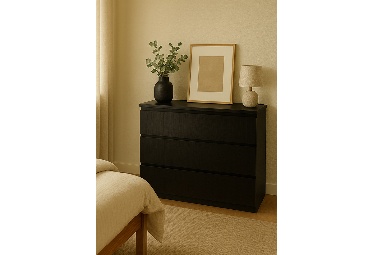 Παρουσιαζεται η συρταριέρα σε ένα υπνοδωμάτιο.